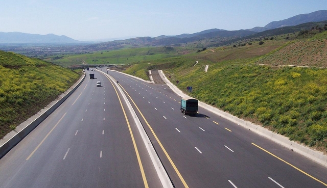 car roule sur une autoroute