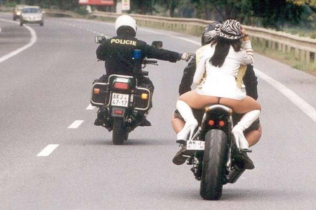 fille string moto policier