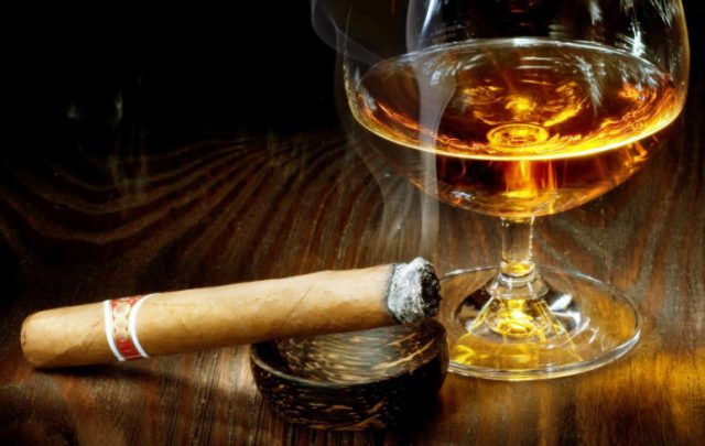 Portez ce vieux whisky au juge blond qui fume